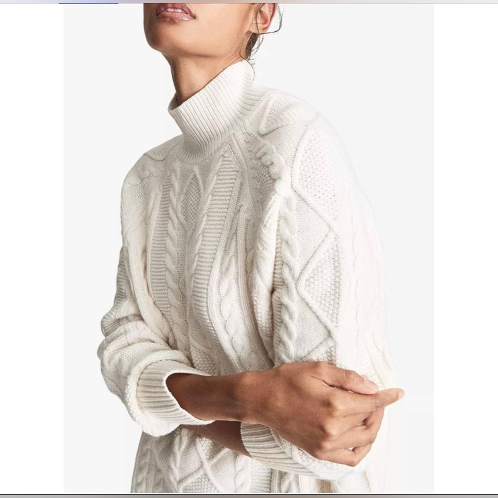 Lyle and Luxe cozy Cable Knit Sweater